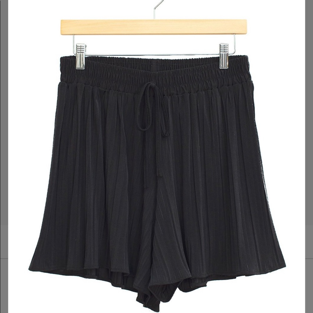 Blacked pleated shorts women NWT